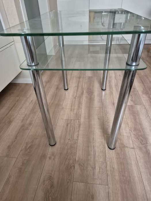 стеклянный обеденный  столик с хромированными ножками