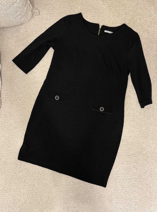 Czarna sukienka Quiosque z guzikami i zamkiem z tyłu – klasyczny fason