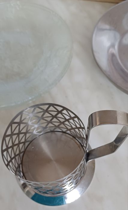 Тарілки скляні плоскі 2 шт і підстаканик. За все 150 грн