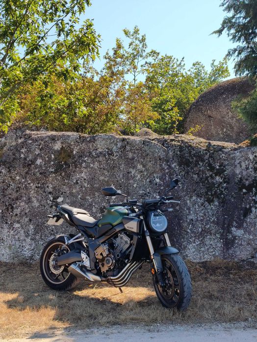 Honda CB650R E-Clutch 2025 | Verde | 8.500 km