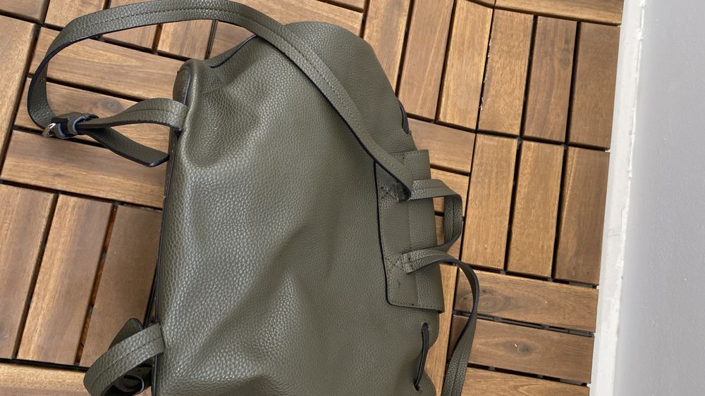 Mochila Zara verde seco