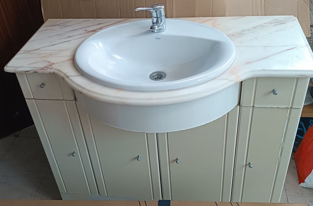 Lavatório com armário