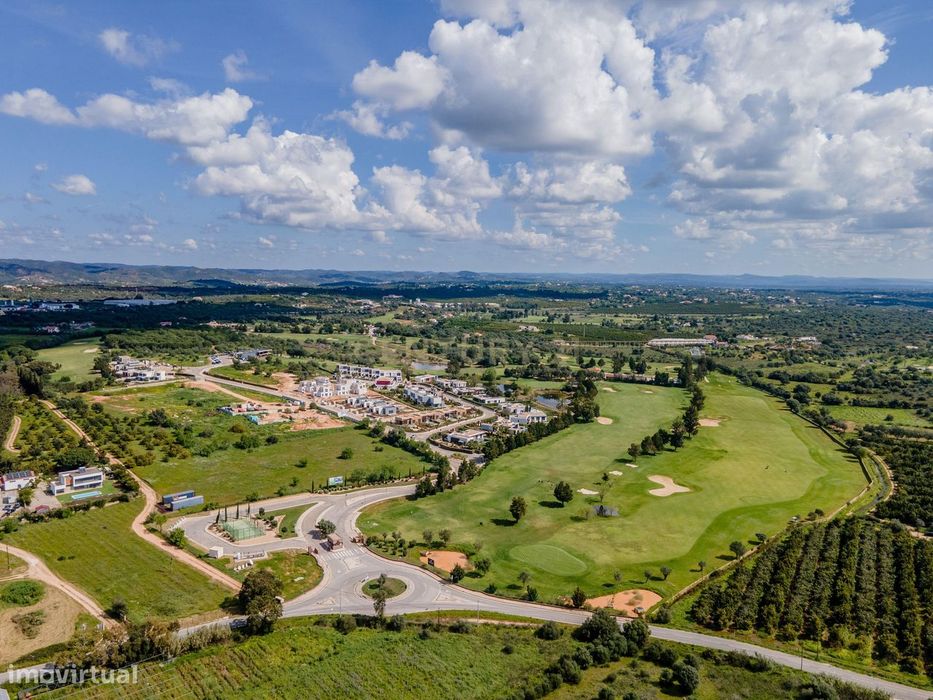 Moradia T2 de canto, com Jardim Exclusivo e Piscina no Pestana Silves