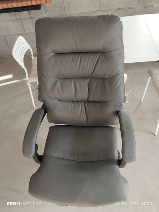 Vendo cadeira de escritório / direção Conforama MILO (Ref. 113594).