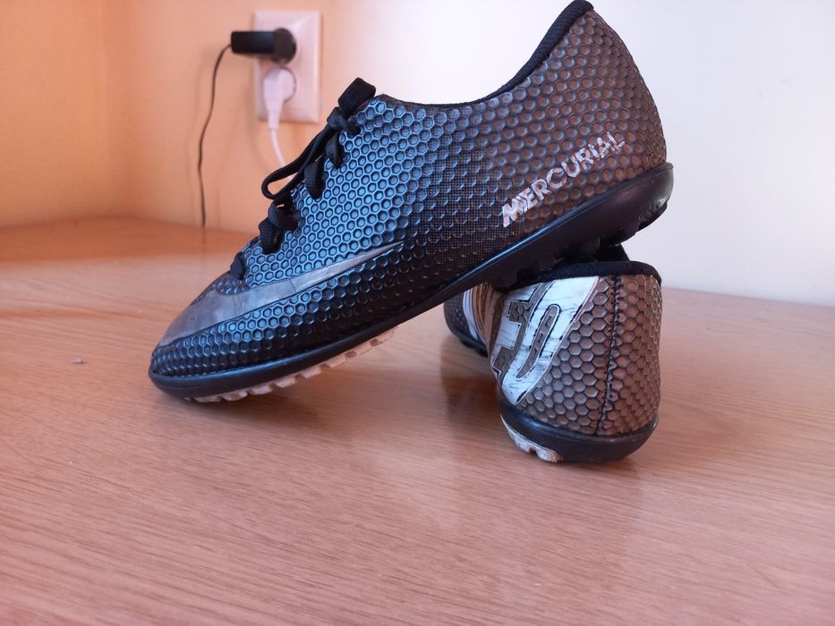 Футбольні бутси.