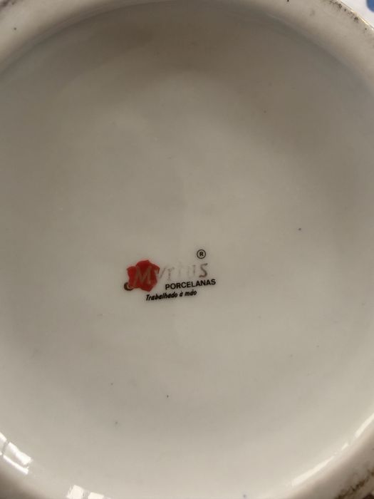 Peça em porcelana com cerca de 100 anos
