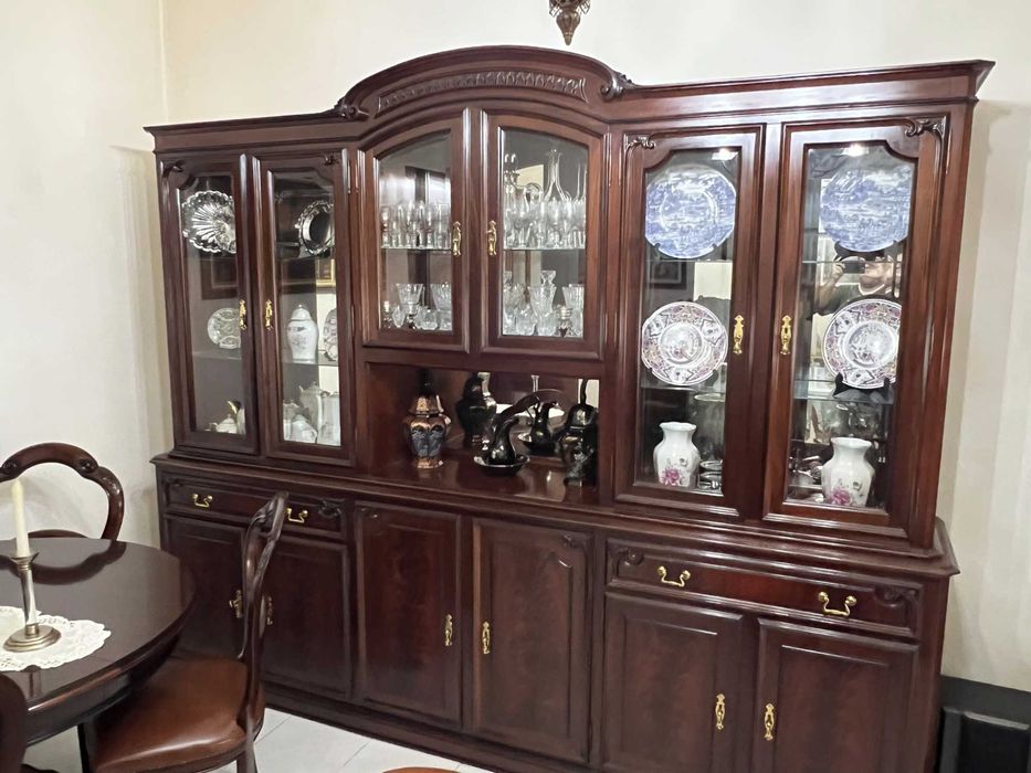 Mobiliário de Sala em Mogno – Cristaleira Elegante