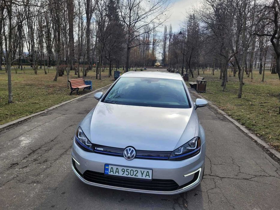 Прокат (оренда) автомобіля Volkswagen e-Golf в гарній комплектації
