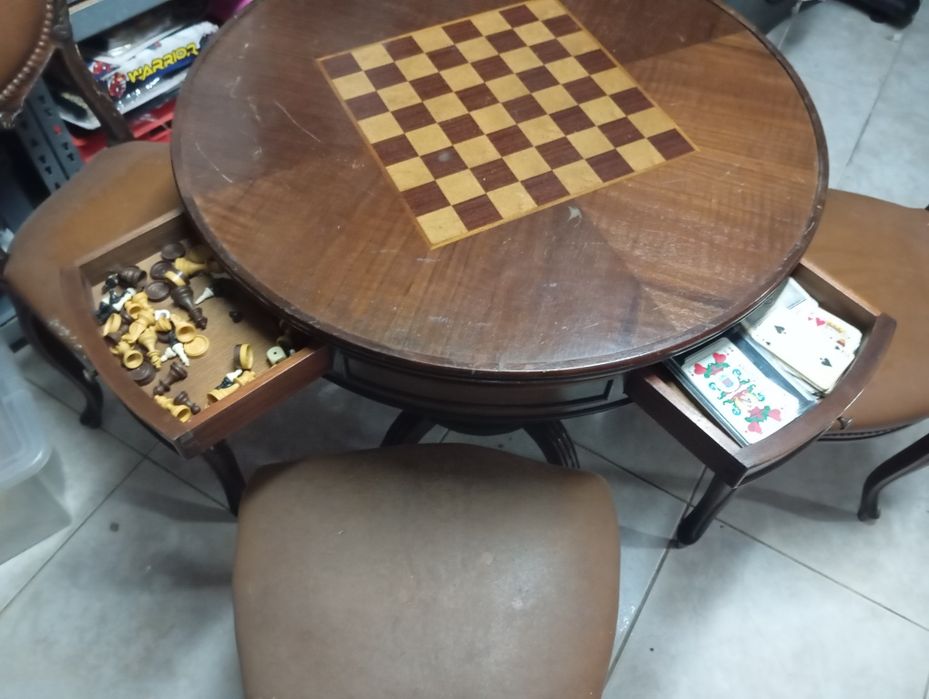 Mesa vintage de jogos