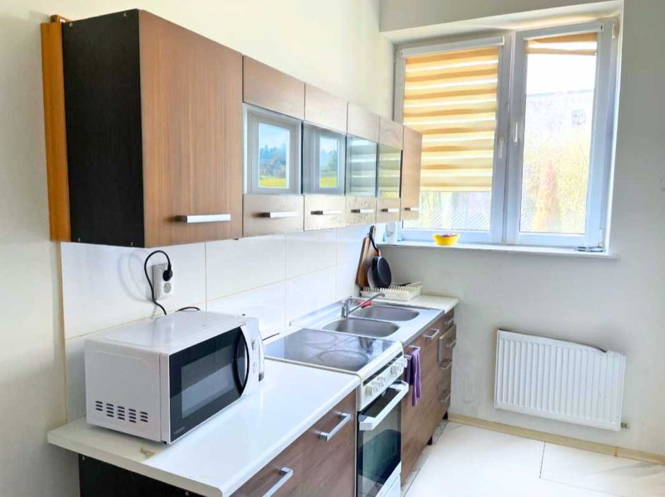 Pokój z łazienką i telewizorem