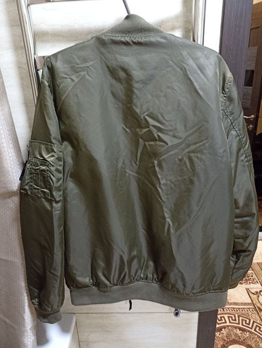 Бомбер мужской оливкового цвета