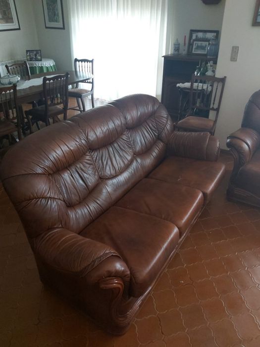 Três Sofas de pele castanha com detalhes em madeira
