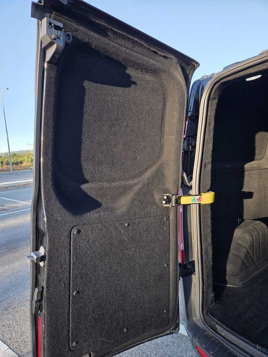 Viatura Ford Transit Custom, de cor preta