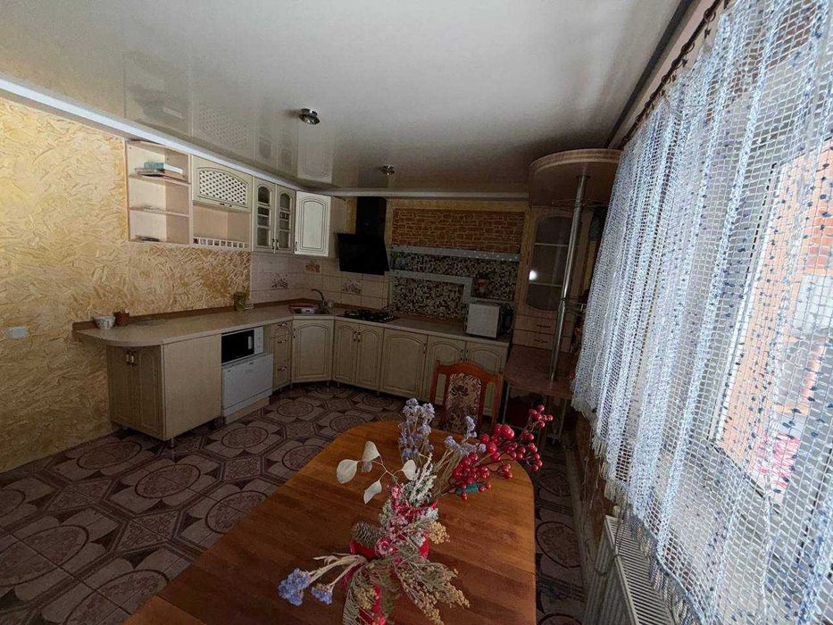 Шикарний будинок з терасою ,  яких мало, вкладено багато коштів !