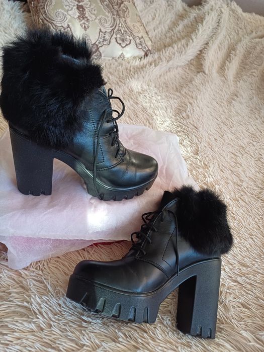 Продам шкіряні ботільйони на каблуку