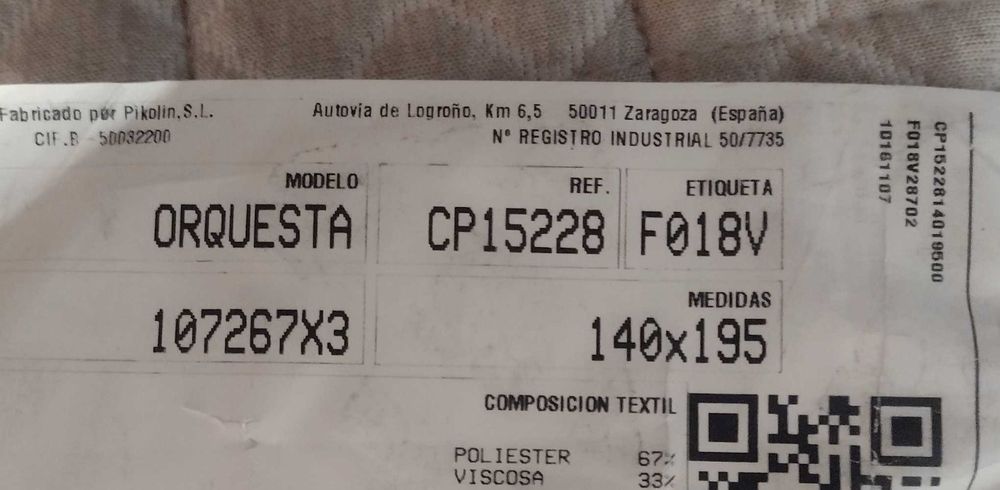 Cama de madeira com colchão ortopédico