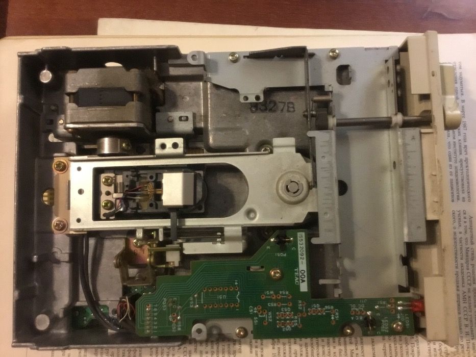Дисковод 5,25" TEAC от старого компьютера.