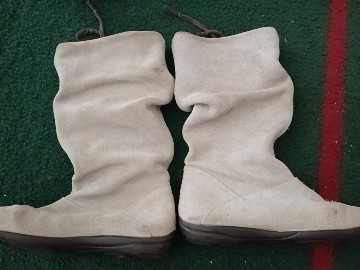 Botas Femininas Bege Cano Médio – Super Versáteis