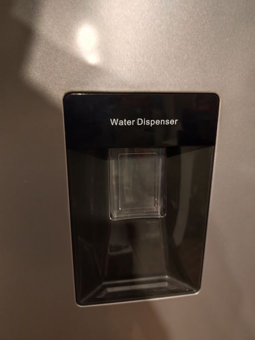 Frigorífico Kunft com dispensador de água