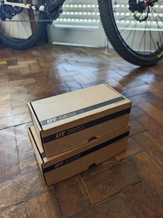 Par de cubos DT Swiss 240 EXP 28H Straightpull Sram XD