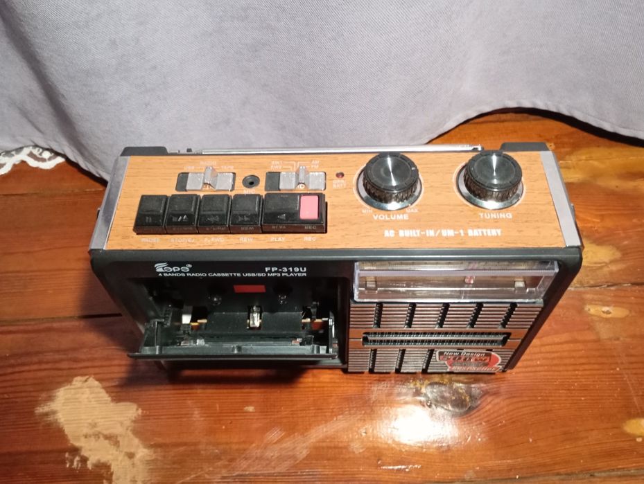 Касетний магнітофон новий