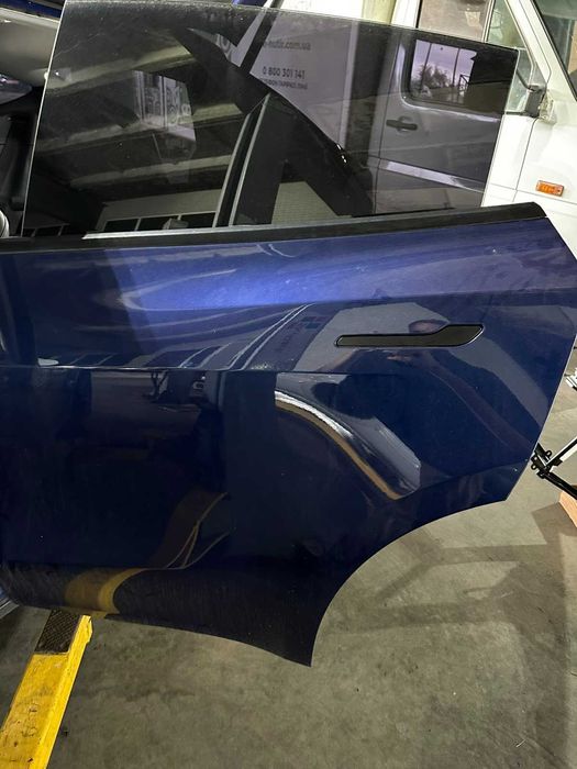 Продам двері задні Tesla MY