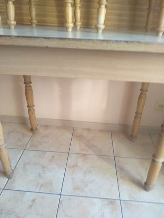 Стіл і чотири табуретки