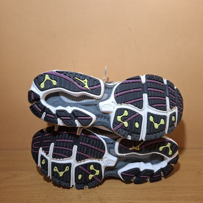 Жіночі фірмові кросівки Mizuno