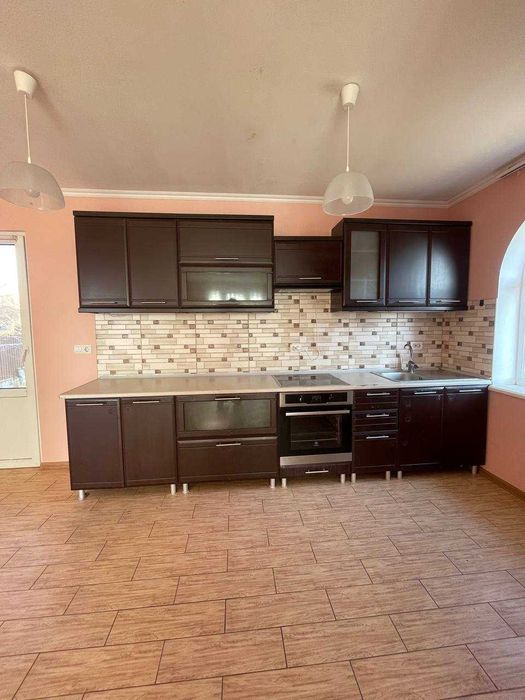 Затишний  будинок чекає нових власників!