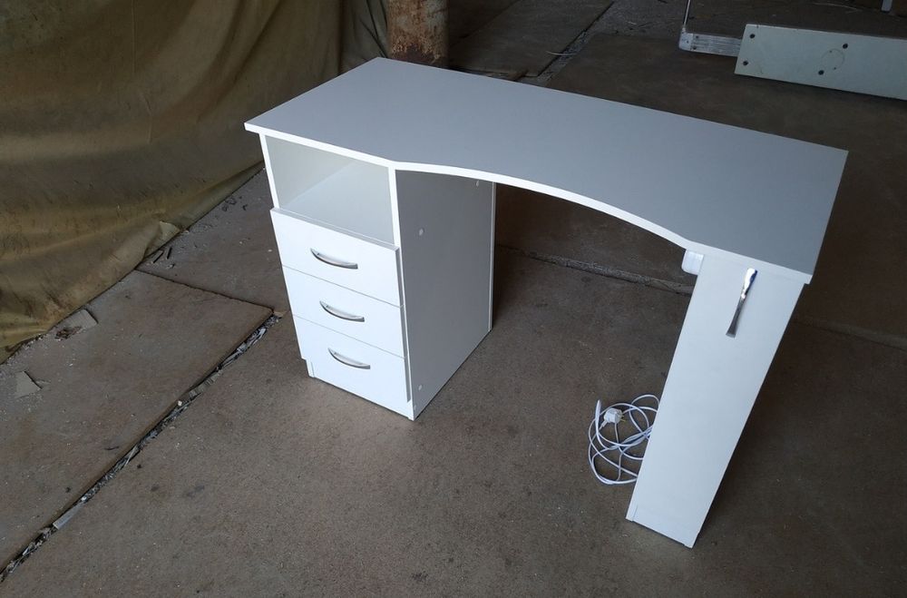 Зеркало визажиста,бровиста,стол маникюрный.