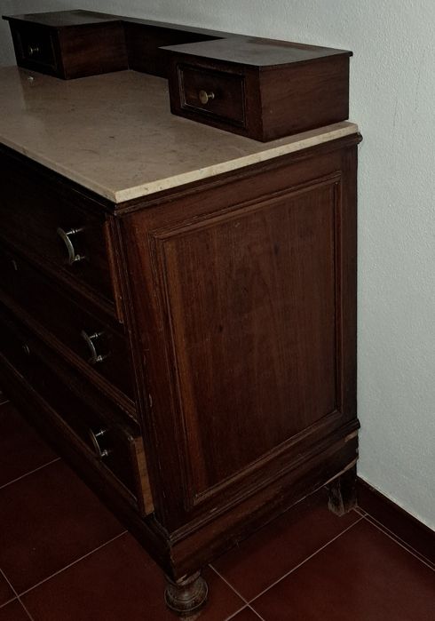 Cómoda antiga em madeira