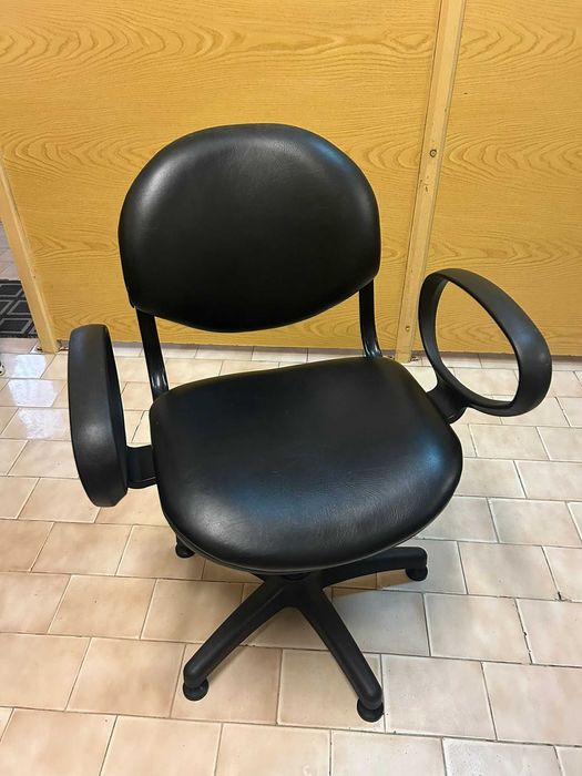 Cadeira preta regulável