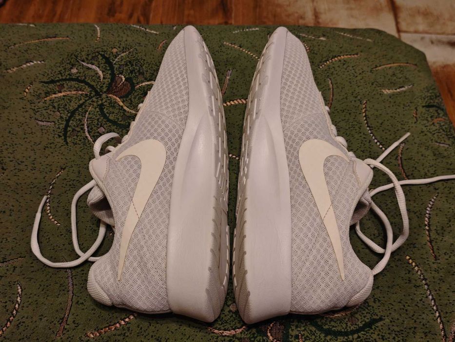 Кроссовки NIKE  (оригинал) фирменные  размер-42 стелька- 27 см.