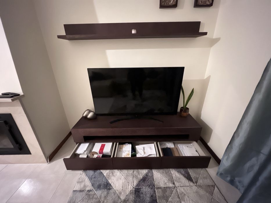 Movel de televisao com 3 gavetas e prateleira