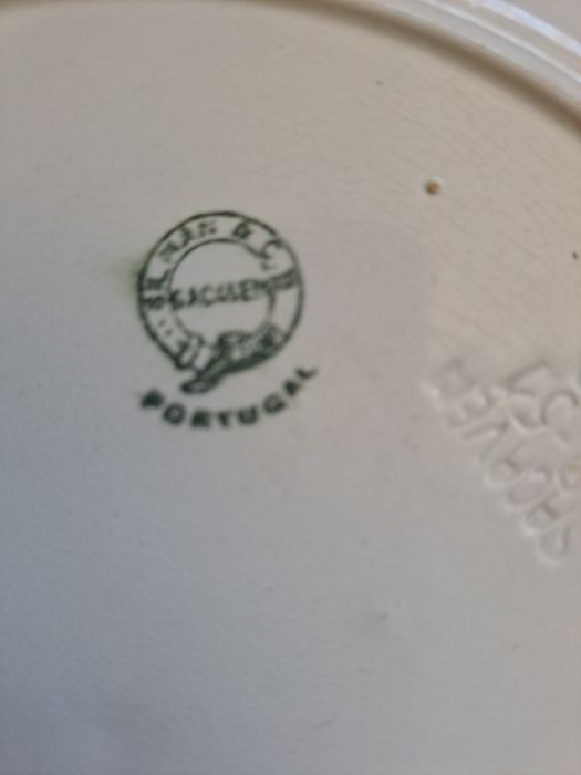 Loiça de sacavem com marcas do tempo por ser tão antiga