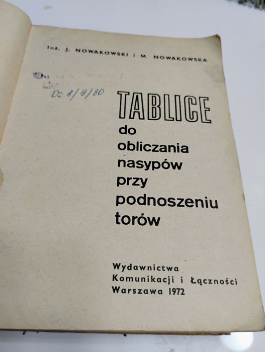 Stara książka Tablice do obliczania nasypów przy podnoszeniu toru PKP