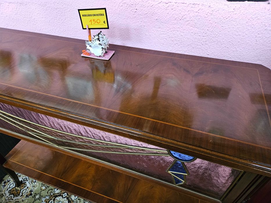 Excelente consola em madeira com acabamento e
