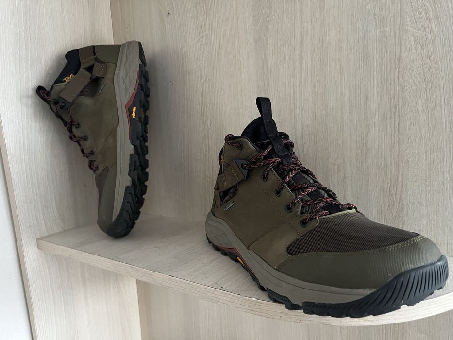 Практично  нові 45 розмір кросівки TEVA Gor-tex оригінал