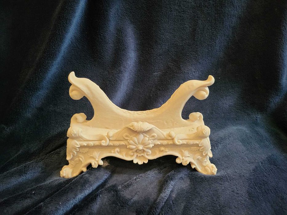 Elegante Suporte Decorativo em Marfinite para Quadros e Molduras