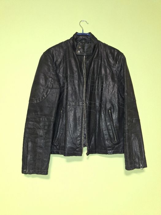 Стильна шкіряна куртка в байкерському стилі