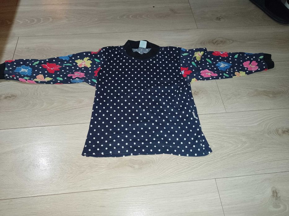 Cienka bluza w kropki, rękawy w kwiaty