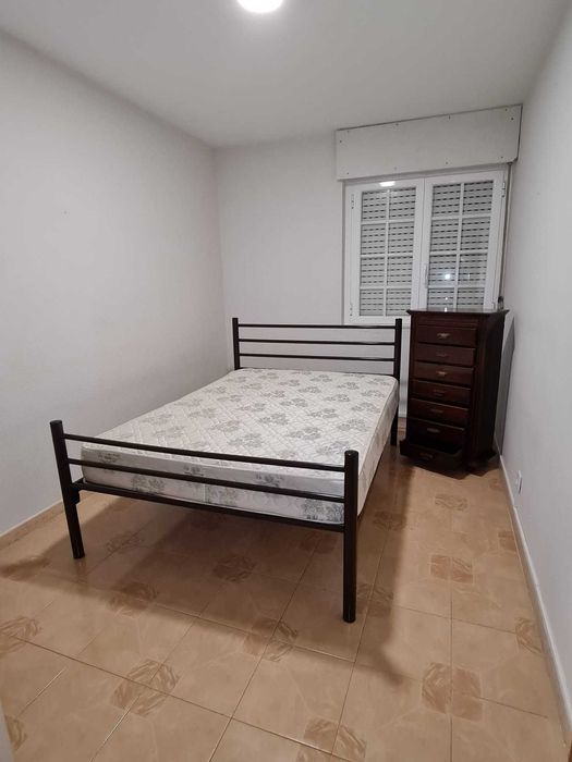 Vendo cama com colchão + cômoda