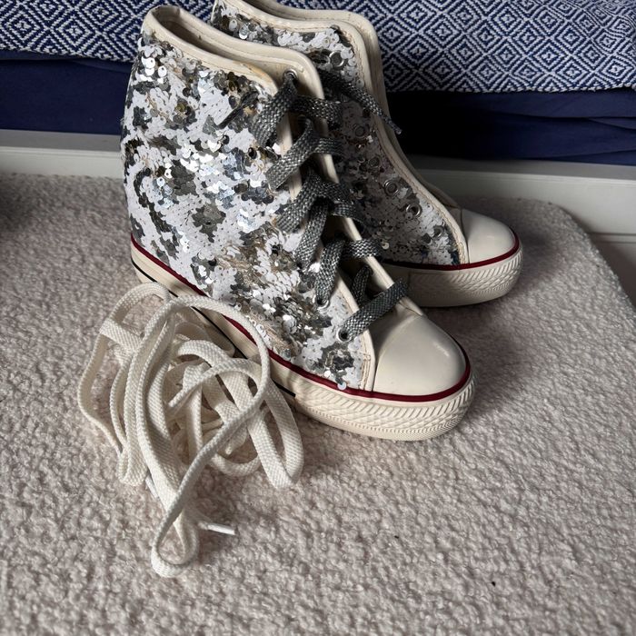 Trampki na platformie w stylu Converse z cekinami