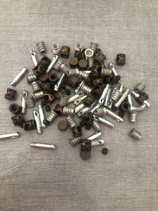 Várias peças parafusos e outros peças novas