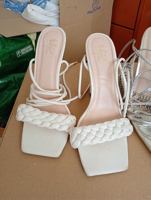 Sapatos de mulher praticamente novos