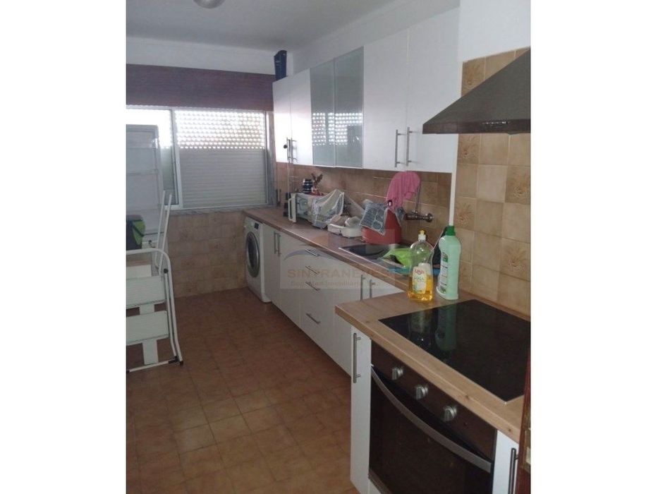T2 com Varanda, Cozinha e Casa de Banho Remodeladas, Elevador e Arr...