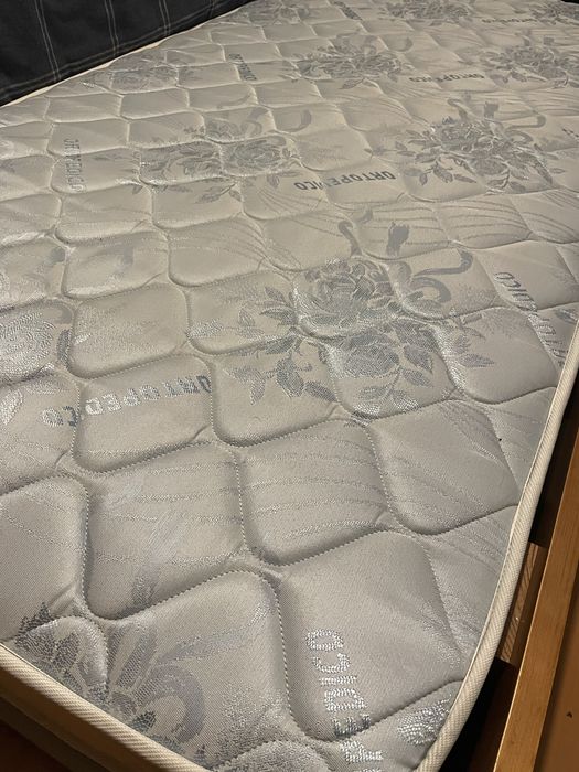 Cama de solteiro com segundo colchão em gavetão com sistema elevatório em bom estado
