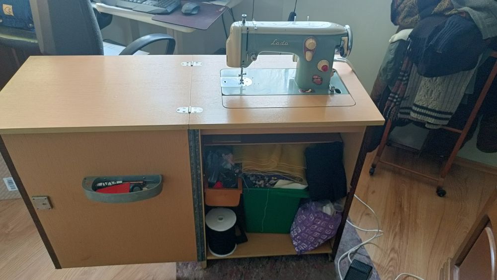 Maszyna do szycia zabudowana