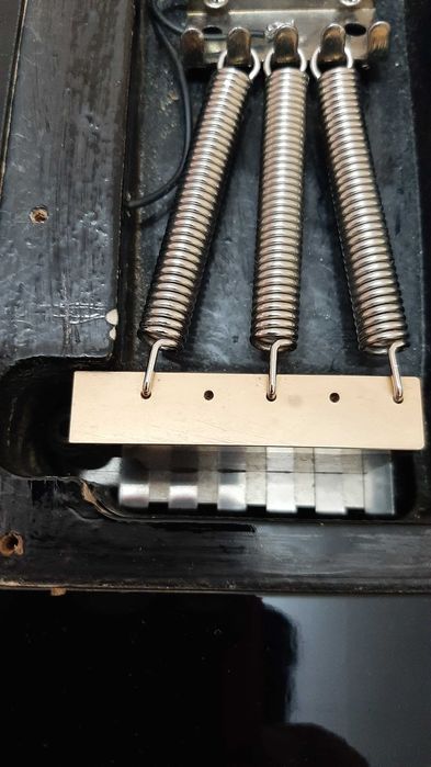 Tремоло блок для електрогітари з Floyd Rose.