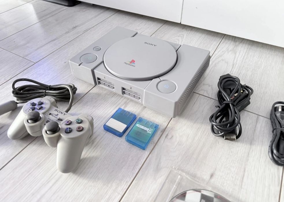 Sony PlayStation 1 PS1 PSX Pad + 2x karta pamięci
+gra